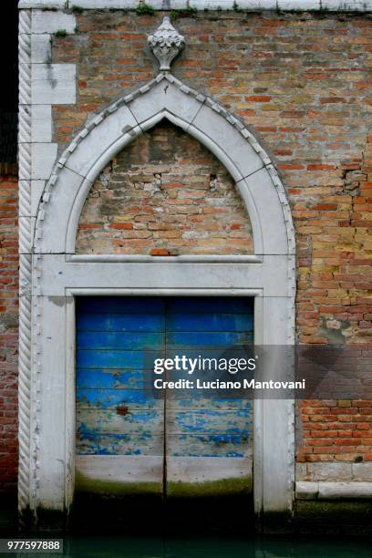 viaggio in italia: acqua alta, venice; - viaggio stockfoto's en -beelden