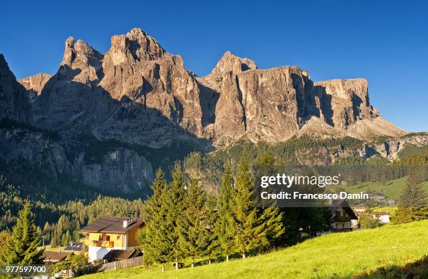 gruppo del sella di mattina - mattina stock pictures, royalty-free photos & images