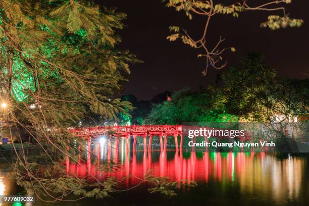 huc bridge over the hoan kiem lake in hanoi,vietna - huc bridge stock pictures, royalty-free photos & images