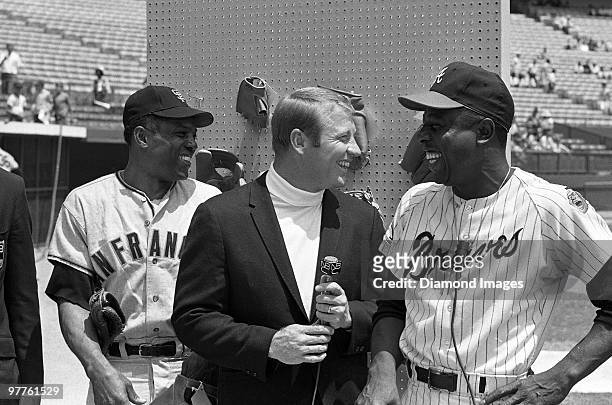 Outfielder Willie Mays of the San Francisco Giants, NBC announcer Mickey Mantle and outfielder Hank Aaron of the Atlanta Braves conduct an on air...