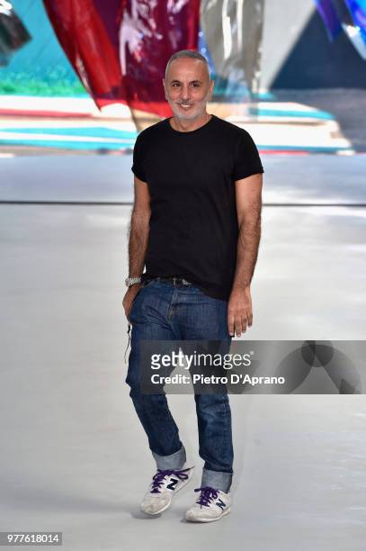 Designer Alessandro Dell'Acqua acknowledges the audience at the end of the N.21 show during Milan Men's Fashion Week Spring/Summer 2019 on June 18,...