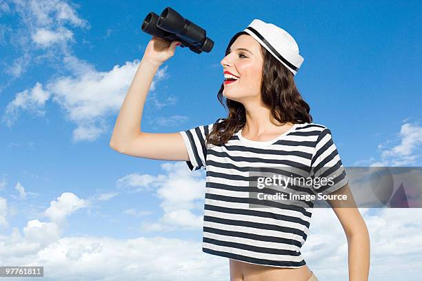 jeune femme avec des jumelles - marinière photos et images de collection