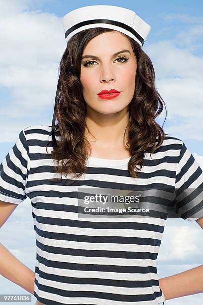 young woman in sailor hat - zeemansstrepen stockfoto's en -beelden