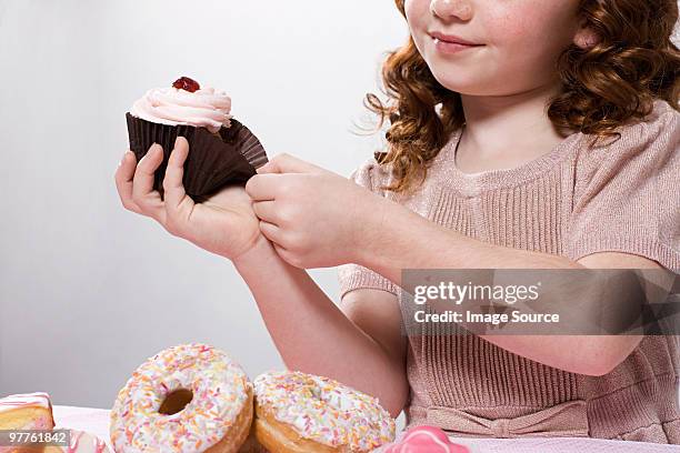 mädchen mit cupcake - cupcakes girls stock-fotos und bilder