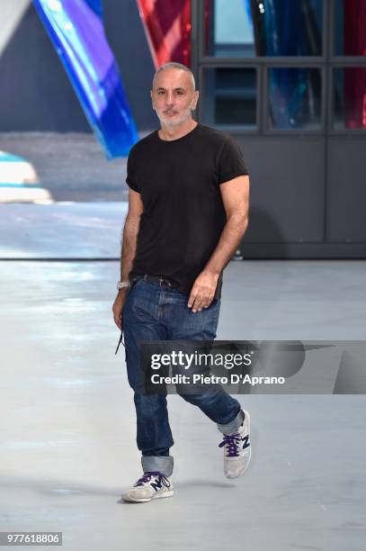 Designer Alessandro Dell'Acqua acknowledges the audience after the N.21 show during Milan Men's Fashion Week Spring/Summer 2019 on June 18, 2018 in...