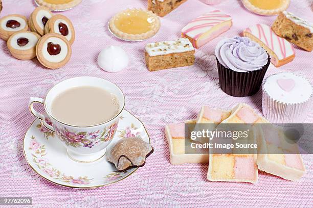 tea and cakes - overmaat stockfoto's en -beelden