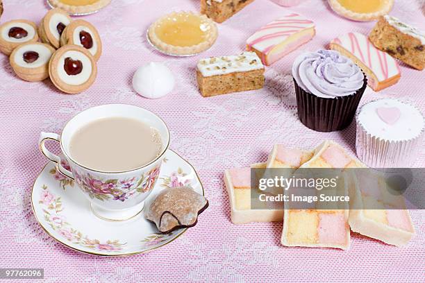 tea and cakes - cupcake teacup stockfoto's en -beelden