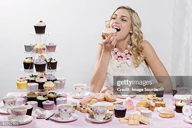 mulher relaxando em doces e bolos - à profusion - fotografias e filmes do acervo