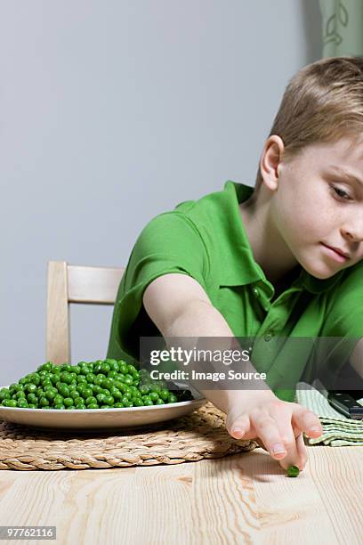 ragazzo con piselli - dare un colpetto foto e immagini stock