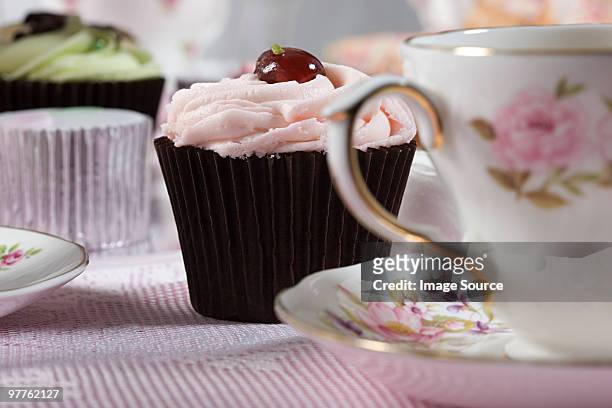 tee und cupcakes - cupcake teacup stock-fotos und bilder