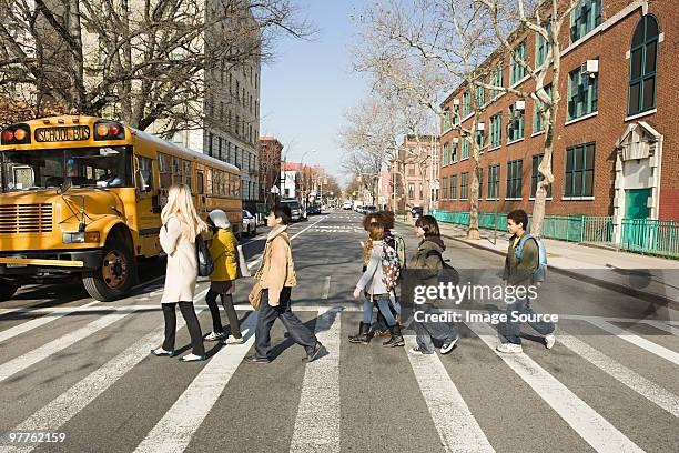 teacher and pupils crossing road - center street elementary - fotografias e filmes do acervo