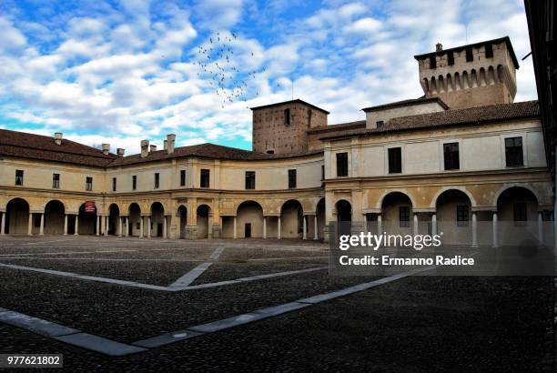 nuvole sul cortile - nuvole - fotografias e filmes do acervo