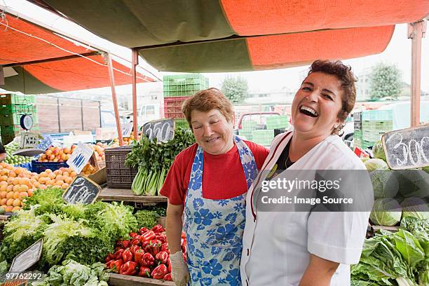 two female traders on vegetable stall - chili woman photos et images de collection