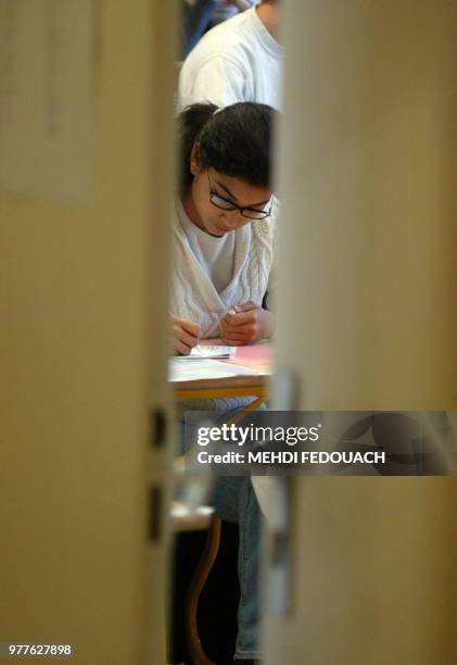 Des élèves "planchent" sur les épreuves écrites de la session baccalauréat 2005, le 09 juin 2005 dans les salles de classe du lycée Racine à Paris....