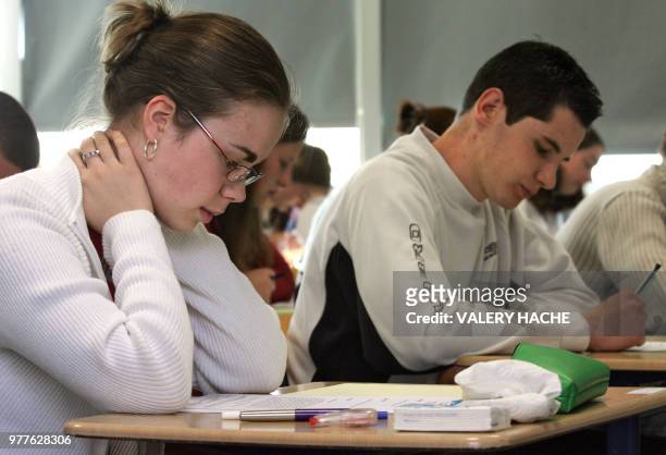 Des lycéens réfléchissent sur les sujets de l'épreuve de philosophie du baccalauréat, le 09 juin 2005 au lycée Sévigné à Cesson-Sevigné. La session...