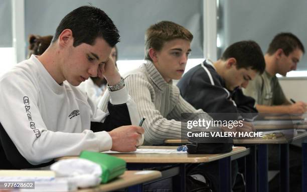 Des lycéens réfléchissent sur les sujets de l'épreuve de philosophie du baccalaur�éat, le 09 juin 2005 au lycée Sévigné à Cesson-Sevigné. La session...