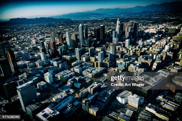 antena del centro de los angeles - perspectiva desde un helicóptero fotografías e imágenes de stock