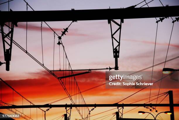 himmel unter strom - himmel stockfoto's en -beelden