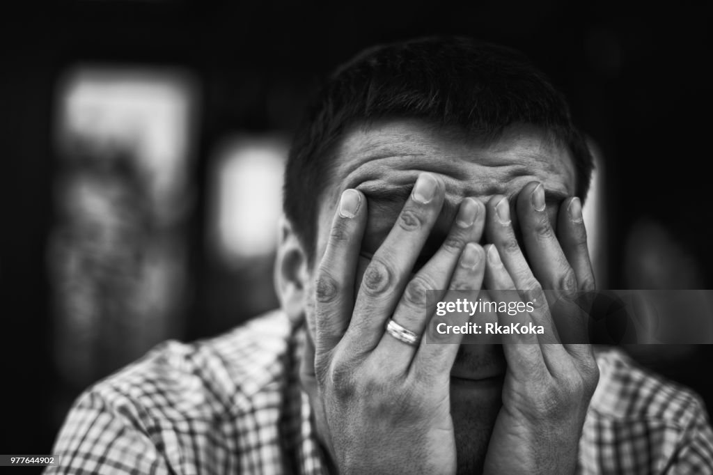 Traurig und deprimiert junger Mann bedeckte Gesicht - Gefühl depressiv Hintergrund Konzept - Ehe Scheitern - depressiv junge Erwachsene Portrait - einsam traurig Witwer - monochrom schwarz / weiß