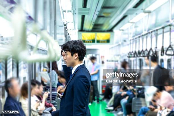 affärsman som pendlar med tåg i seoul - sydkorea - seoul bildbanksfoton och bilder