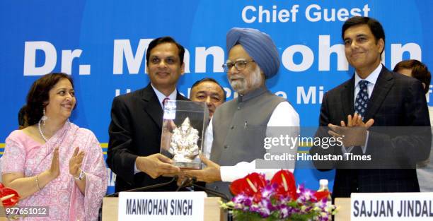 Prime Minister Manmohan Singh being welcomed by the Assocham President, Venugopal N Dhoot, during the 87th annual session of Assocham on...