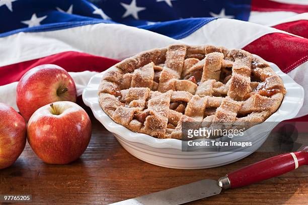 apple pie and american flag - appeltaart stockfoto's en -beelden