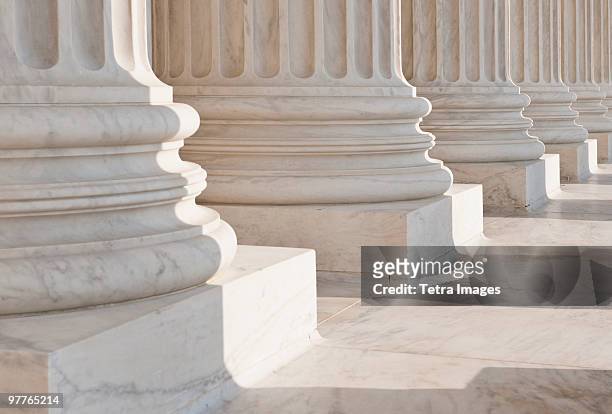 supreme court building - architectural column - fotografias e filmes do acervo