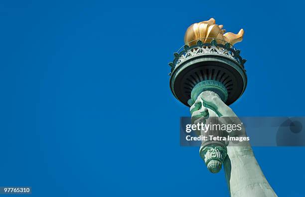 statue of liberty - fackel stock-fotos und bilder