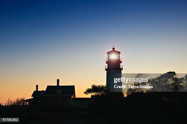 lighthouse at night - cape cod photos et images de collection