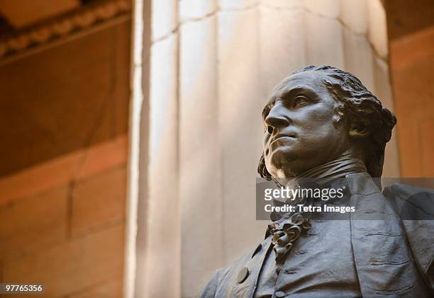 statue of george washington - monumente stock-fotos und bilder