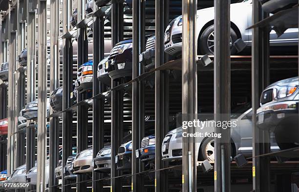 car dealership - opslagruimte stockfoto's en -beelden