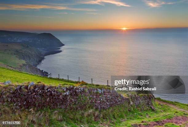 countisbury hill at sunset, lynton, devon, england, uk - lynton fotografías e imágenes de stock