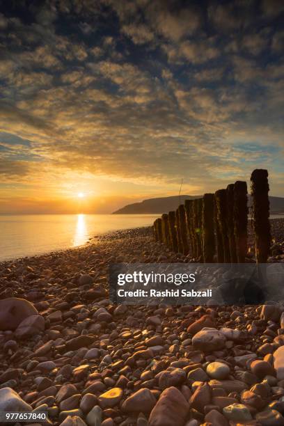 porlock weir beach sunrise - porlock stock-fotos und bilder