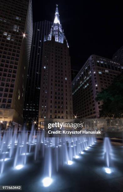 first united methodist church in front of daley plaza in chicago - daley plaza stock pictures, royalty-free photos & images