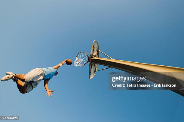 basketball player - slam dunk photos et images de collection