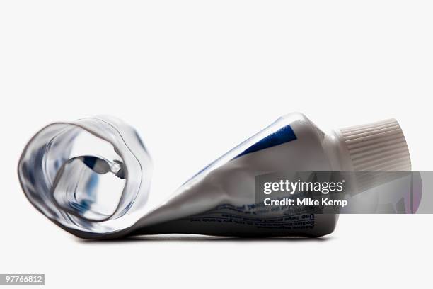 half empty toothpaste tube - dentifrice photos et images de collection