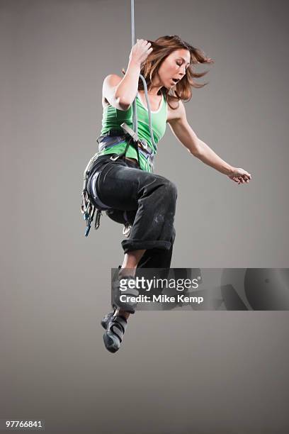 female climber propelling - woman climbing rope stock-fotos und bilder