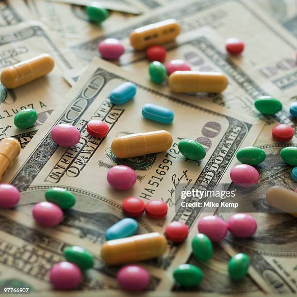 diet pills and money - medikamentöse behandlung von adipositas stock-fotos und bilder