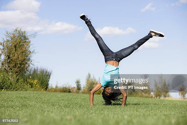 girl doing handstand - fare la verticale sulle mani foto e immagini stock