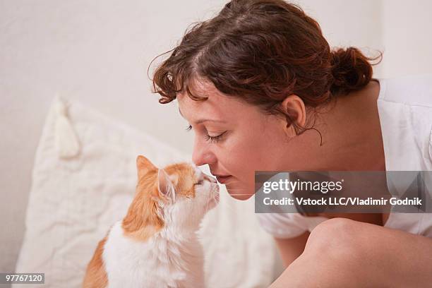 woman and cat - nuzzling stockfoto's en -beelden