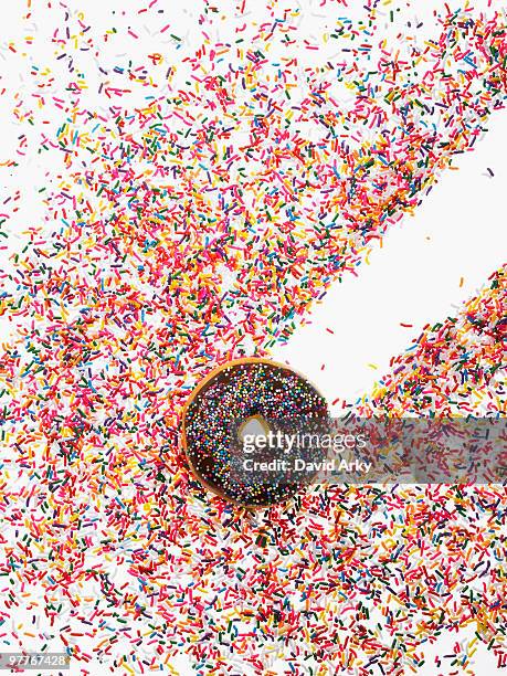 donut and sprinkles - sprinkles stock-fotos und bilder