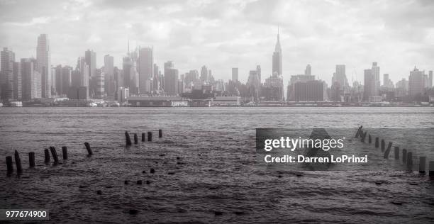 manhattan in fog, new york, usa - land in sicht stock-fotos und bilder