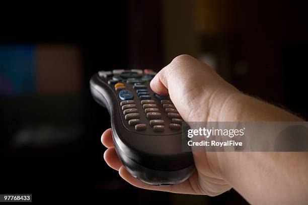 cambiar de canal - televisión por cable fotografías e imágenes de stock
