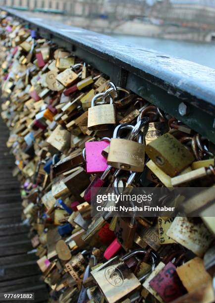 pont des arts - pont des arts padlocks stock pictures, royalty-free photos & images