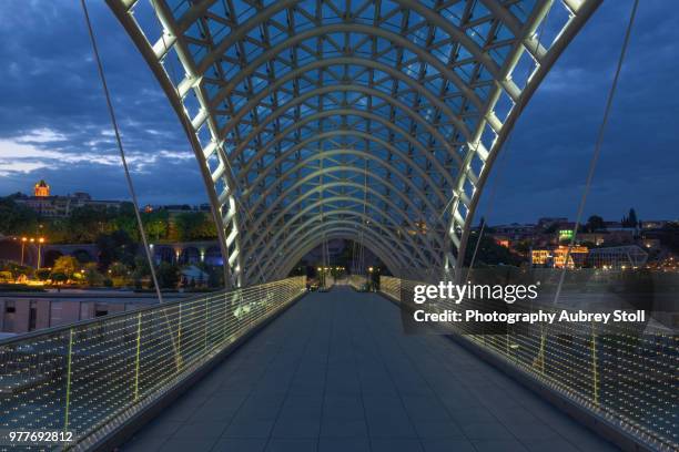 bridge of peace walkway - georgia steel 個照片及圖片檔