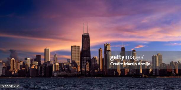 city skyline at sunset, chicago, illinois, usa - chicago skyline stock pictures, royalty-free photos & images