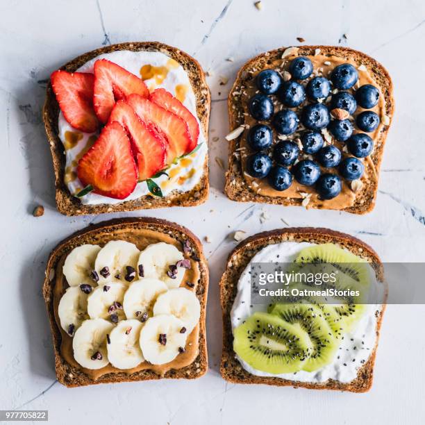 peanut butter and cream cheese toasts with fresh fruit - beurre de cacahuètes photos et images de collection