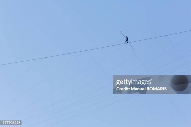 tightrope walker, niagara falls, ontario, canada - hochseil stock-fotos und bilder