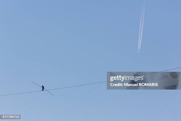 tightrope walker, niagara falls, ontario, canada - rope walking stock pictures, royalty-free photos & images