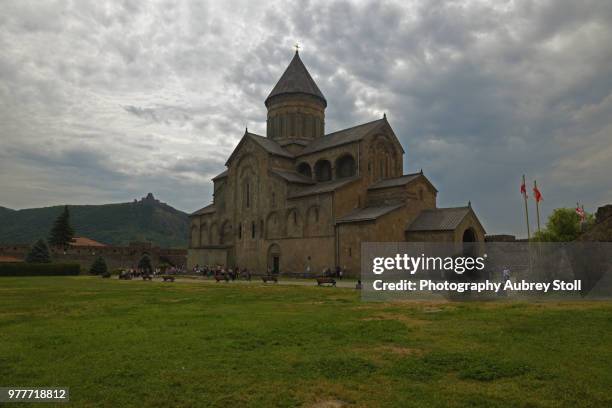 svetitskhoveli cathedral - mtskheta stock-fotos und bilder